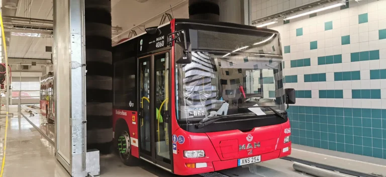 Busstvätt i Tomtebode håller bussarna rena