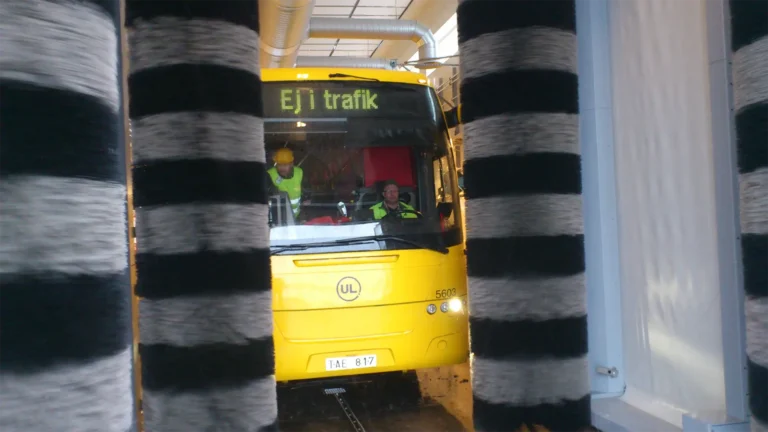 Busstvätt i Uppsala håller bussarna rena