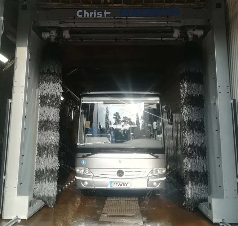 Busstvätt i stånga håller bussarna rena