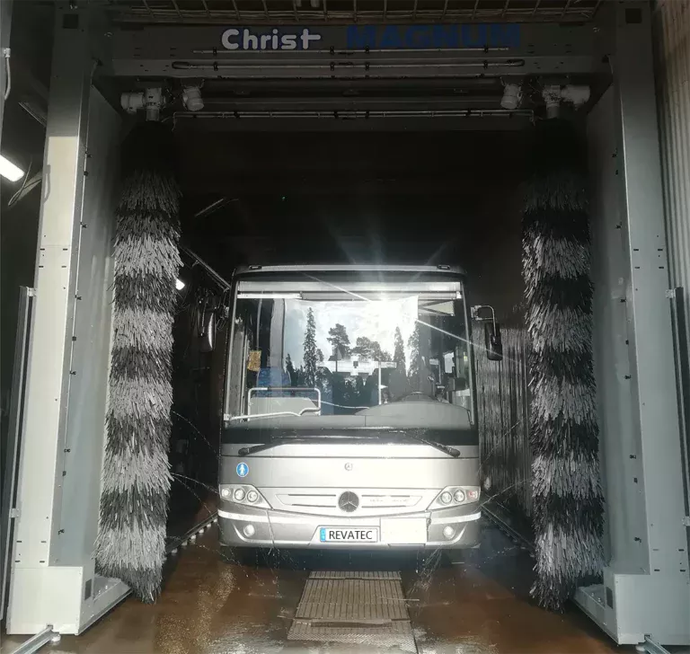 Busstvätt i stånga håller bussarna rena